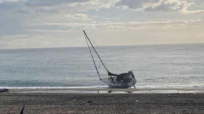 Natante si è arenato su spiaggia di Bovalino Natante si è arenato su spiaggia di Bovalino