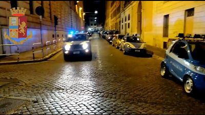 Ci sono anche 3 donne. Sequestro droga e 700mila euro contanti Ci sono anche 3 donne. Sequestro droga e 700mila euro contanti