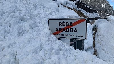Massa di neve si è fermata prima di raggiungere un'officina Massa di neve si è fermata prima di raggiungere un'officina