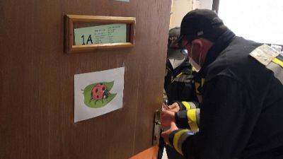 Curioso intervento oggi alle elementari di Scena (A.Adige) Curioso intervento oggi alle elementari di Scena (A.Adige)
