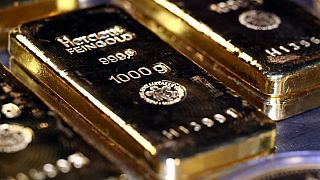 METALES PRECIOSOS-Oro cae desde máximo de dos meses lastrado por fortaleza del dólar METALES PRECIOSOS-Oro cae desde máximo de dos meses lastrado por fortaleza del dólar