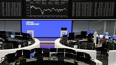 خسائر مفاجئة لسوق الأسهم تهبط بعوائد سندات منطقة اليورو خسائر مفاجئة لسوق الأسهم تهبط بعوائد سندات منطقة اليورو