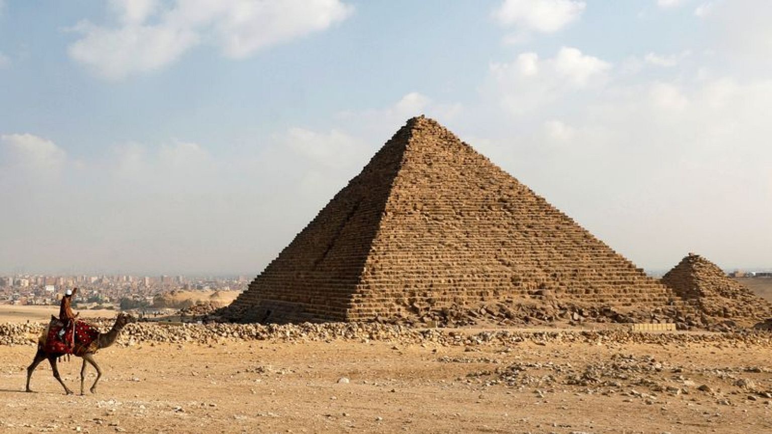 Tourists offered glimpse of rural life near Egypt's pyramids