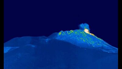 Lancio prodotti fuori da orlo cratere,incremento tremore vulcano Lancio prodotti fuori da orlo cratere,incremento tremore vulcano