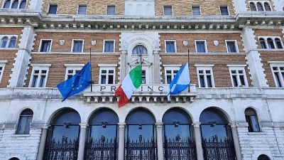 Bandiere a mezz'asta Palazzo di città Bari e Città Metropolitana Bandiere a mezz'asta Palazzo di città Bari e Città Metropolitana