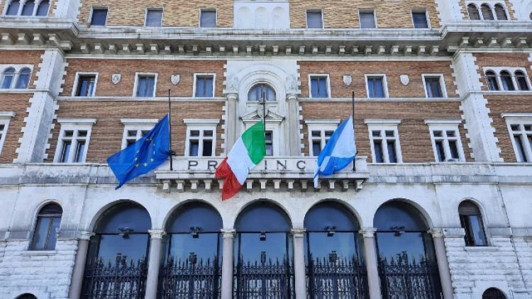 Bandiere a mezz'asta Palazzo di città Bari e Città Metropolitana