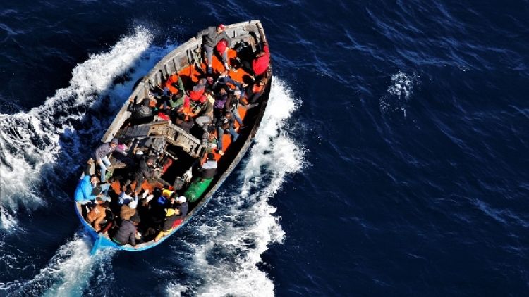 'Al largo della Libia, urla a bordo, persone in acqua'
