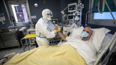 Totale vittime sale a 2.240 da inizio pandemia Totale vittime sale a 2.240 da inizio pandemia