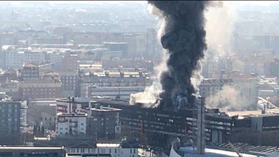 Bruciano ultimi piani edificio, fumo visibile a distanza Bruciano ultimi piani edificio, fumo visibile a distanza