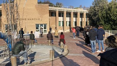 'Aprite le scuole' in 50 davanti a Regione Marche 'Aprite le scuole' in 50 davanti a Regione Marche