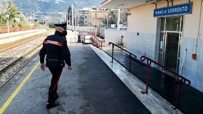 Militare segue la fuga dal balcone e indirizza colleghi in auto Militare segue la fuga dal balcone e indirizza colleghi in auto