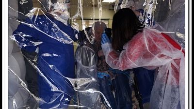 Rosa, 93 anni, sotto una stanza gonfiabile ritrova i suoi figli Rosa, 93 anni, sotto una stanza gonfiabile ritrova i suoi figli