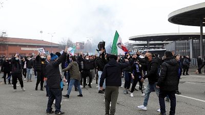In migliaia si erano trovati fuori da stadio chiuso In migliaia si erano trovati fuori da stadio chiuso