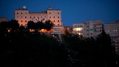 Da domani chiuse scuole e negozi, stop spostamenti fra comuni Da domani chiuse scuole e negozi, stop spostamenti fra comuni