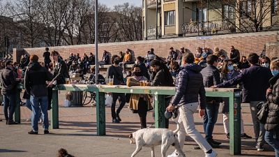 Ancora tanti giovani per l'aperitivo, chiusi punti accesso Ancora tanti giovani per l'aperitivo, chiusi punti accesso