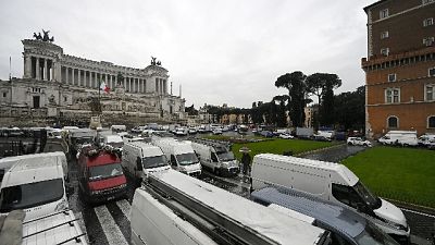 A rischio 12mila attività. Raggi, "stop proroghe, ora si cambia" A rischio 12mila attività. Raggi, "stop proroghe, ora si cambia"