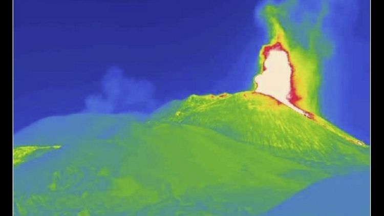 E' il 12esimo del 16/2. Nube eruttiva alta 6 km, colata di lava
