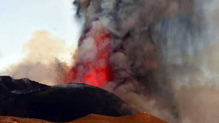Nube eruttiva altissima, osservata anche da altre province isola