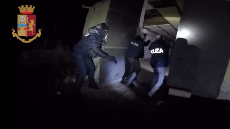 Polizia sorprende in casolare persone originarie del Foggiano