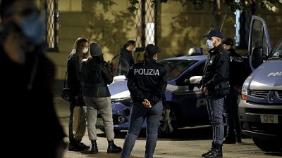 Quattordici persone sanzionate dalla polizia vicino alla Scala Quattordici persone sanzionate dalla polizia vicino alla Scala