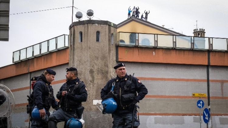 Spinta a terra con violenza nel Milanese, è in gravi condizioni