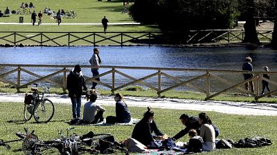 Tanti nei parchi nell'ultima domenica prima della zona rossa Tanti nei parchi nell'ultima domenica prima della zona rossa