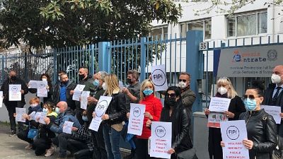 Flash mob a Torino davanti all'Agenzia delle Entrate Flash mob a Torino davanti all'Agenzia delle Entrate