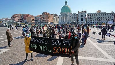 'Lo striscione 'chiudiamo gli schermi e apriamo le scuole !' 'Lo striscione 'chiudiamo gli schermi e apriamo le scuole !'