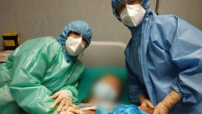Prende Covid in gravidanza, poi partorisce e va in Rianimazione Prende Covid in gravidanza, poi partorisce e va in Rianimazione
