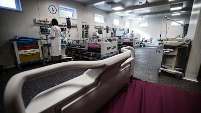 Tasso scende al 5,6%, ma altri 317 ingressi in terapia intensiva Tasso scende al 5,6%, ma altri 317 ingressi in terapia intensiva