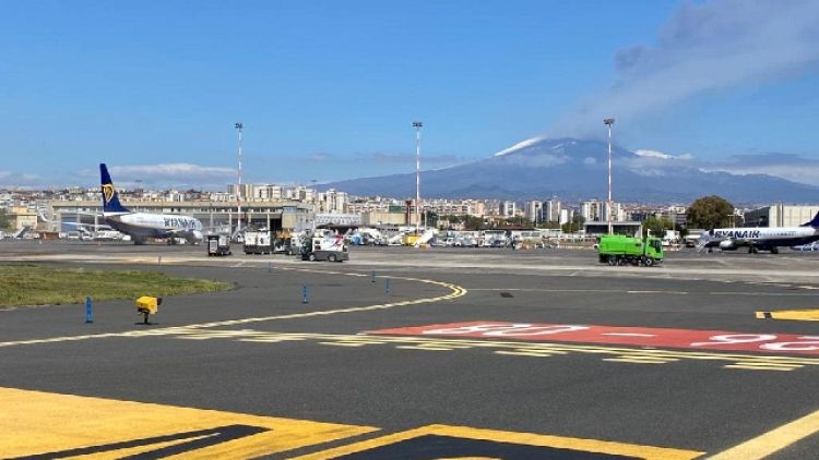 Proseguono lavori di pulizia e bonifica all'aeroporto di Catania