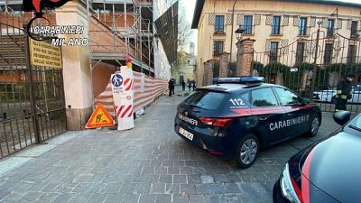 A testa in giù. Indagini in corso, scoperto da passante A testa in giù. Indagini in corso, scoperto da passante
