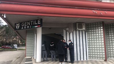A fine gennaio colpo altro esercizio, "bottino"fucili e pistole A fine gennaio colpo altro esercizio, "bottino"fucili e pistole