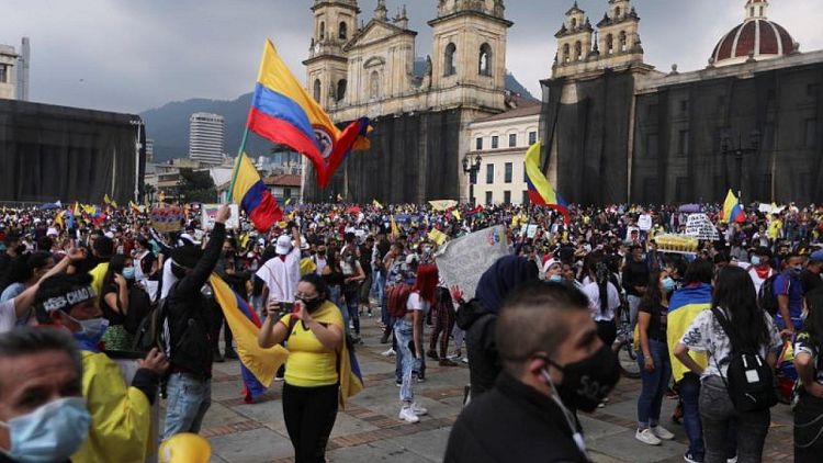 Colombianos acuden a octavo día de protestas masivas tras violencia nocturna