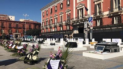 Sit-in con campane a morto dei lavoratori dietro le quinte Sit-in con campane a morto dei lavoratori dietro le quinte