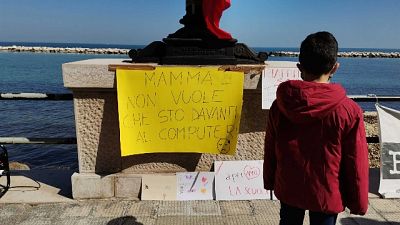 Scarpe davanti palazzo Regione e striscioni su lungomare Scarpe davanti palazzo Regione e striscioni su lungomare