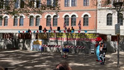 "Non possiamo lavorare, fate sorridere di nuovo i bambini" "Non possiamo lavorare, fate sorridere di nuovo i bambini"