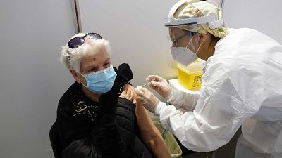 Si viaggia su 7mila dosi al giorno, Solinas "servono più fiale" Si viaggia su 7mila dosi al giorno, Solinas "servono più fiale"