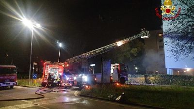 Pompieri scortano con respiratori 35 persone Pompieri scortano con respiratori 35 persone