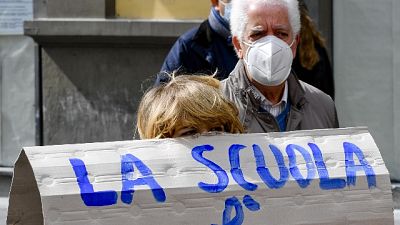Davanti alla sede della Regione. Letto articolo 34 Costituzione Davanti alla sede della Regione. Letto articolo 34 Costituzione
