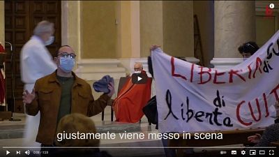 Attivisti contro stop teatri,spettacoli. Blitz prima dell'omelia Attivisti contro stop teatri,spettacoli. Blitz prima dell'omelia