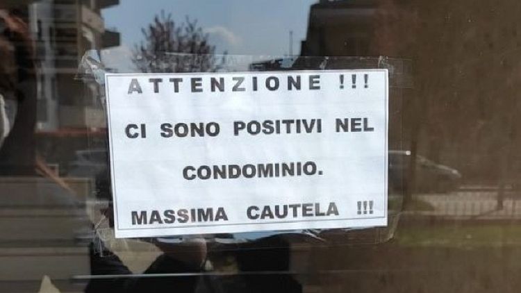"Massima cautela", in ingresso casa a Rozzano. Polemiche su fb