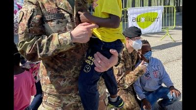Il direttore, 'oggi le divise rappresentano ponti e non confini' Il direttore, 'oggi le divise rappresentano ponti e non confini'