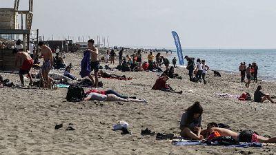 Anche oggi come ieri giovani e famiglie a passeggio su lungomare Anche oggi come ieri giovani e famiglie a passeggio su lungomare