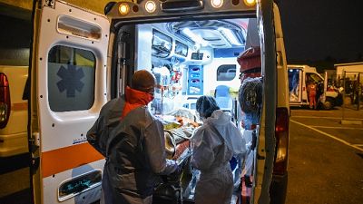 Momenti di tensione tra medici e familiari pazienti in attesa Momenti di tensione tra medici e familiari pazienti in attesa