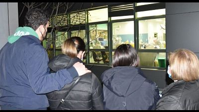 Moglie e figlie gli parlano davanti reparto rianimazione Arezzo Moglie e figlie gli parlano davanti reparto rianimazione Arezzo