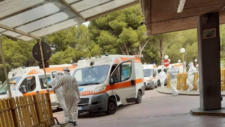 Di nuovo ambulanze in coda davanti ad ospedali e pronto soccorso