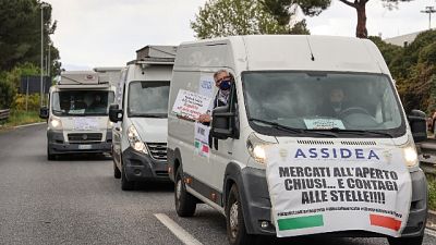 Finto mercato a Pistoia, comizio sotto sedi Regione e prefettura Finto mercato a Pistoia, comizio sotto sedi Regione e prefettura