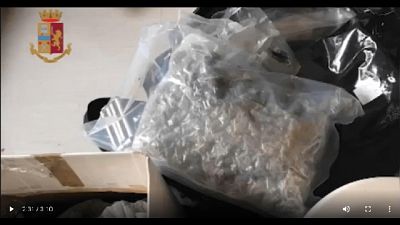 Ieri notte a Napoli. "1560 euro? Risparmi reddito cittadinanza" Ieri notte a Napoli. "1560 euro? Risparmi reddito cittadinanza"