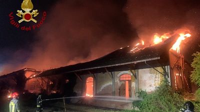 In fiamme capannone con coperture in eternit e materiale legnoso
